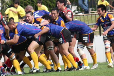 モールを押し込むFW陣- 中央に神田選手