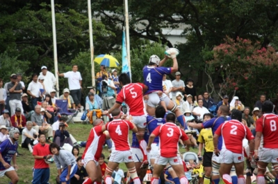 ラインアウトをしっかりりキャッチする佐々木陽丞選手