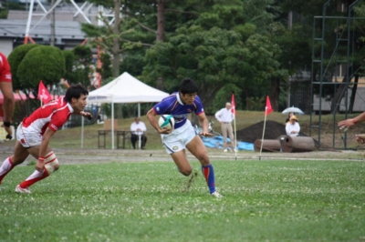 タックルをかわしながら走る菅野朋幸選手