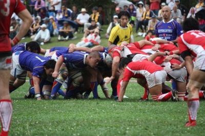 力強くスクラムを組む若きPR3佐々木和樹選手