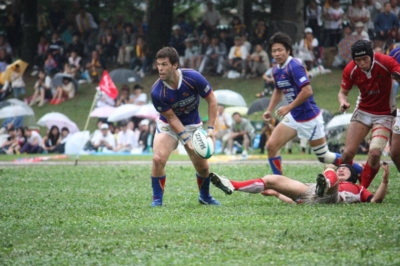 ダメ押しトライへつながる津嶋選手へパスする武蓮傳選手