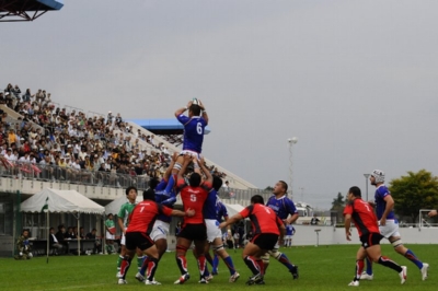 ボールをしっかりキャッチする須田康夫選手