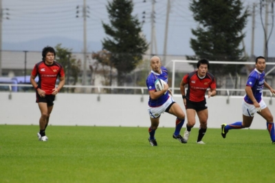 相手ディフェンスの隙を抜ける走る長田剛選手