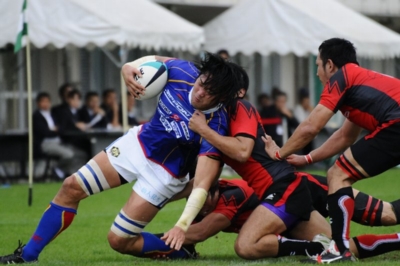 サイドからトライ狙う馬渕勝選手