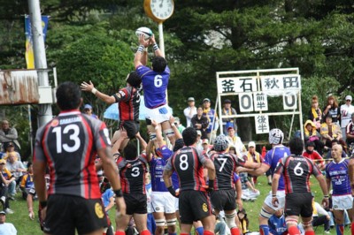 ラインアウトアウトをしっかりキャッチするFL6佐伯悠選手