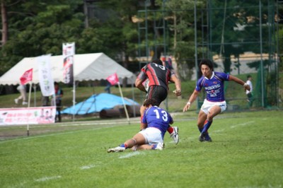 必死にタックルにいくCTB ピタ・アラティニ選手