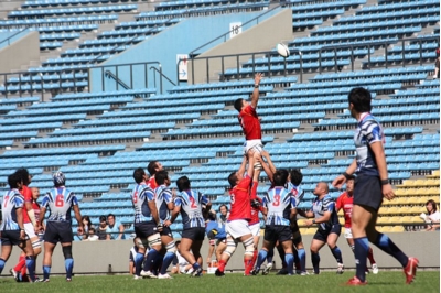 ラインアウトをキャッチする佐伯 悠選手