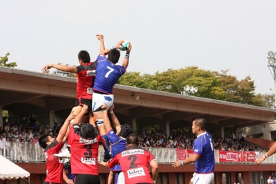 ラインアウトボールをしっかりキャッチする佐伯悠選手
