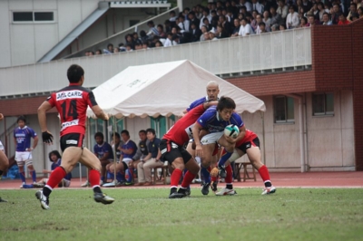 タックルされながらも前にでる森山裕樹選手