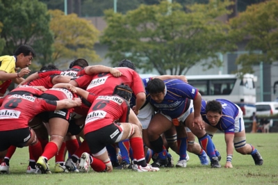 スクラムを組む前が斉藤芳選手と後ろ佐伯悠選手