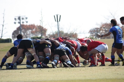 スクラムにボールを入れる長田 剛選手
