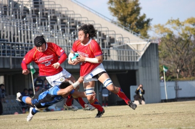 突進する馬渕選手、フォローする神田選手