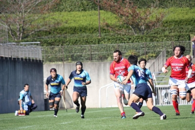 津嶋選手へトライにつながるパスを出すミラー選手