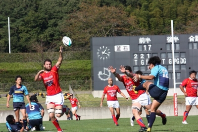 チャージにいくファーディ選手と佐伯悠選手