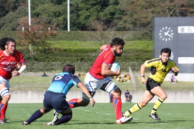 力強く突進するルイ ラタ選手