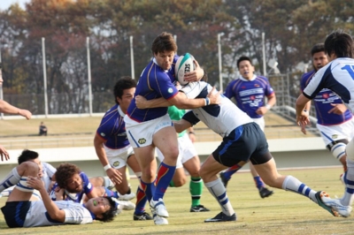 相手タックルをなんとかふりきろうとする ニールソン 武蓮傳