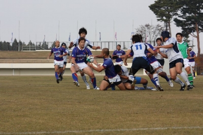 タックルされながらもニールソン選手へつなぐ佐々木天晃選手