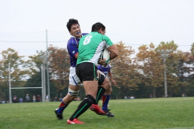 必死にボールの奪い合いをする佐伯悠選手